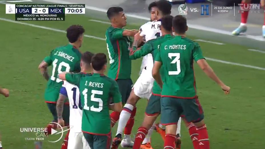 Sherr dhe katër kartonë të kuq mes dy rivalëve të përjetshëm, lojtari i Juventus nuk i kursen grushtet