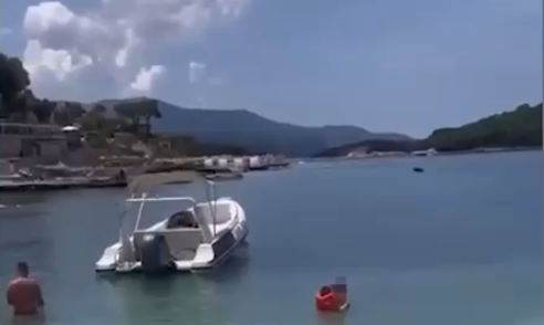 Bllokohet gomonia në Ksamil, po lundronte jashtë zonës së përcaktuar, gjobë 10 mijë lekë pronarit