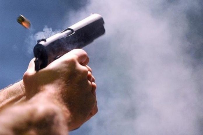 Qëlloi me armë në ajër pas një konflikti, në kërkim 55-vjeçari