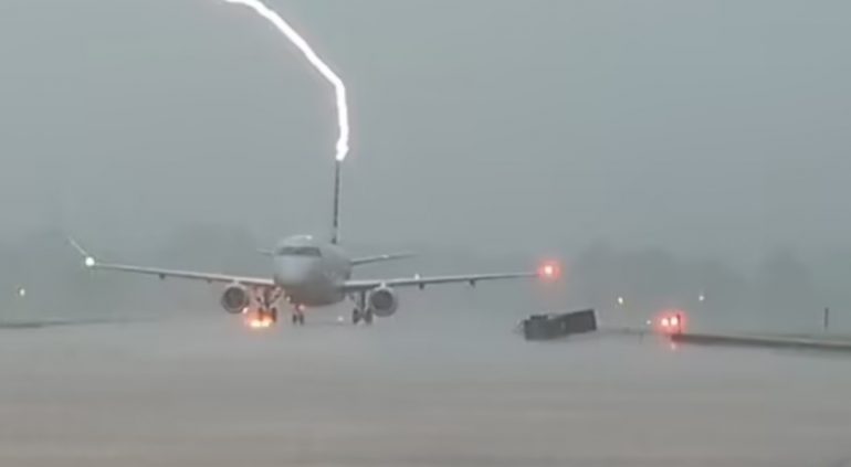 Momenti kur rrufeja godet bishtin e një avioni në Arkansas