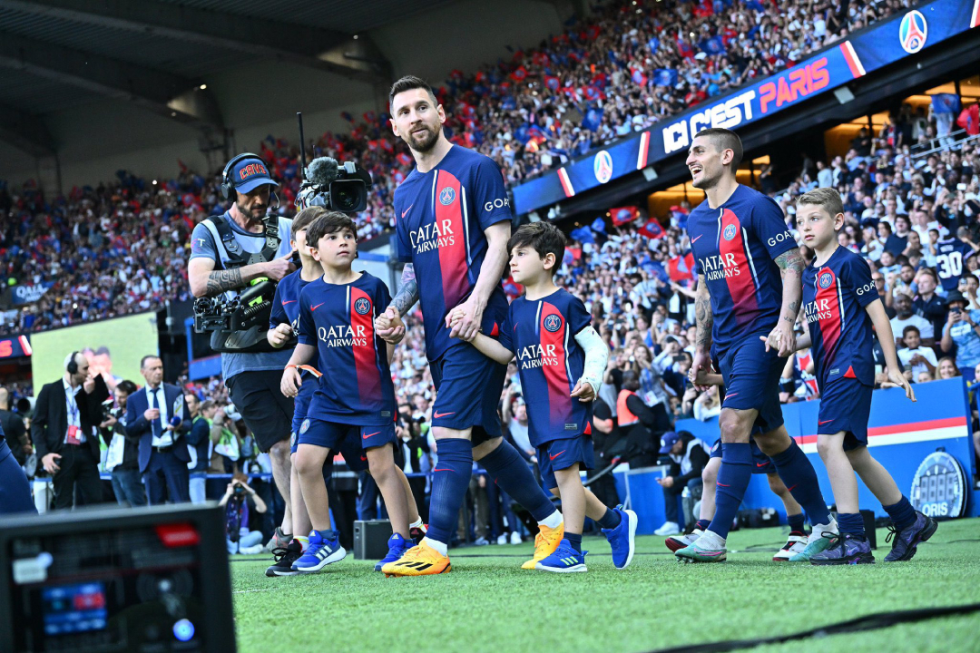 Tifozët e vërshëllejnë në ndeshjen e fundit, reagon Leo Messi