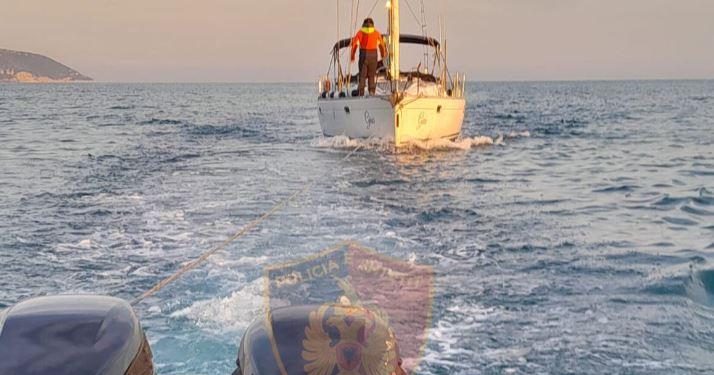 Veliera u përplas me një masiv rëre, policia e portit të Durrësit iu shkon në ndihmë 4 turistëve italianë