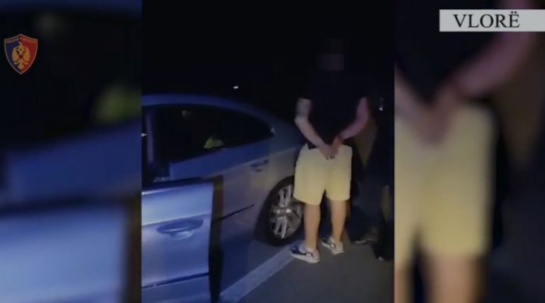 Transportonin me 2 automjete 9 emigrantë të paligjshëm, dy në pranga (EMRAT)