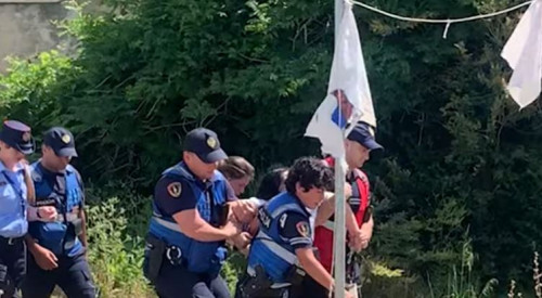 IKMT do shembë godinën dy katëshe, nënë e bijë hipin në tarracën e banesës