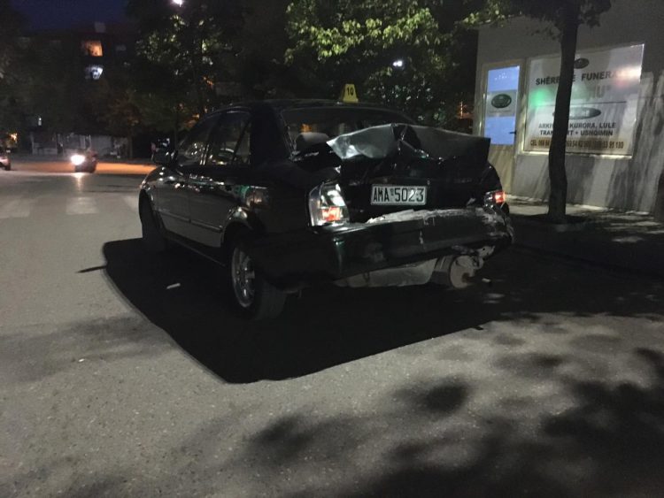 Përplasen dy automjete, plagosen babë e bir