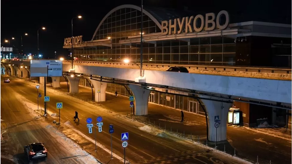 Sulmet me dronë pezullojnë fluturimet në aeroportin e Moskës, Rusia akuzon Ukrainën