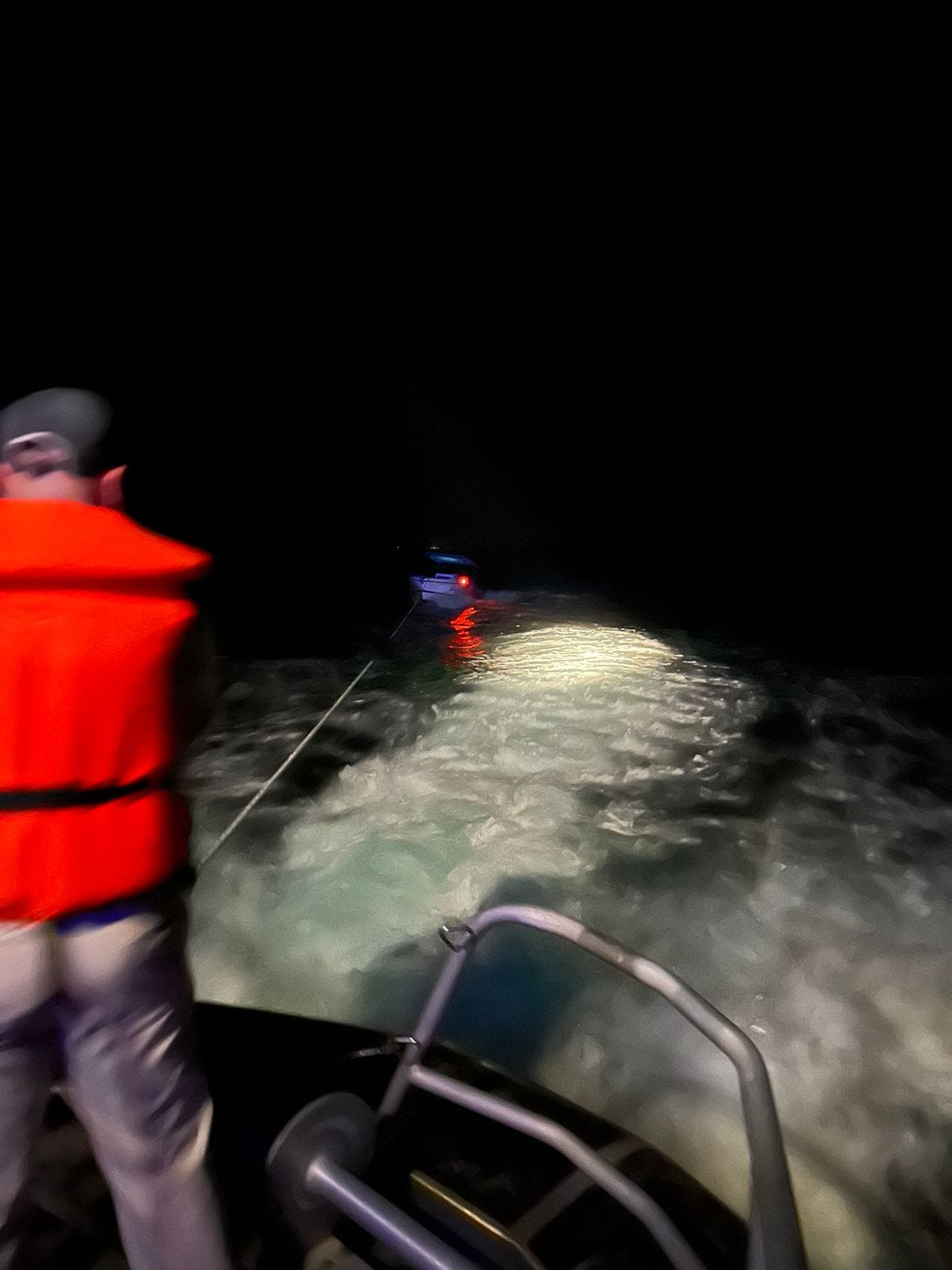 Durrës, shpëtohen 12 persona nga roja bregdetare