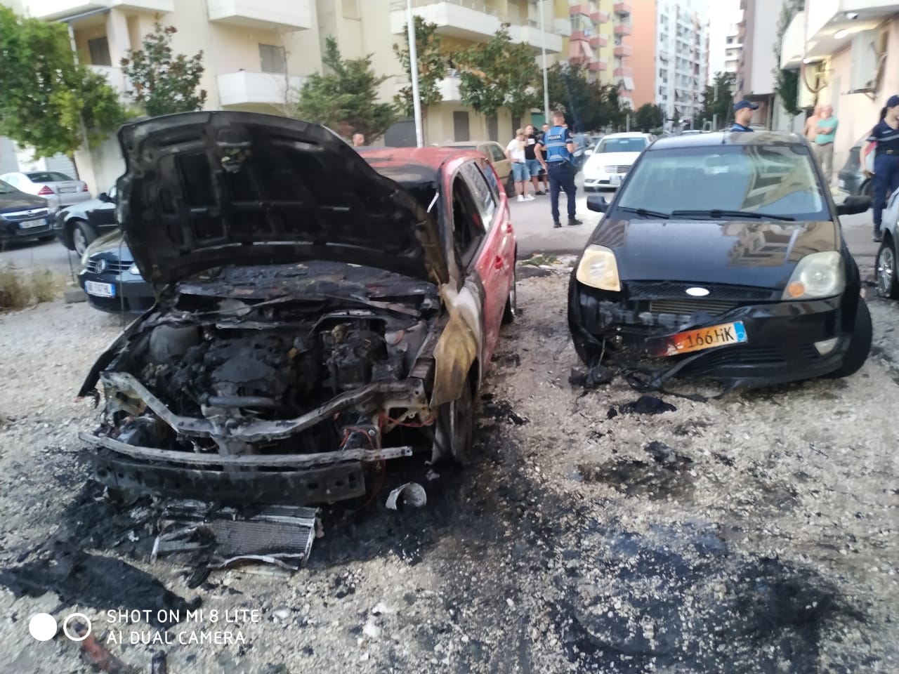 Digjen gjatë natës 3 automjete, zjarri dyshohet i qëllimshëm