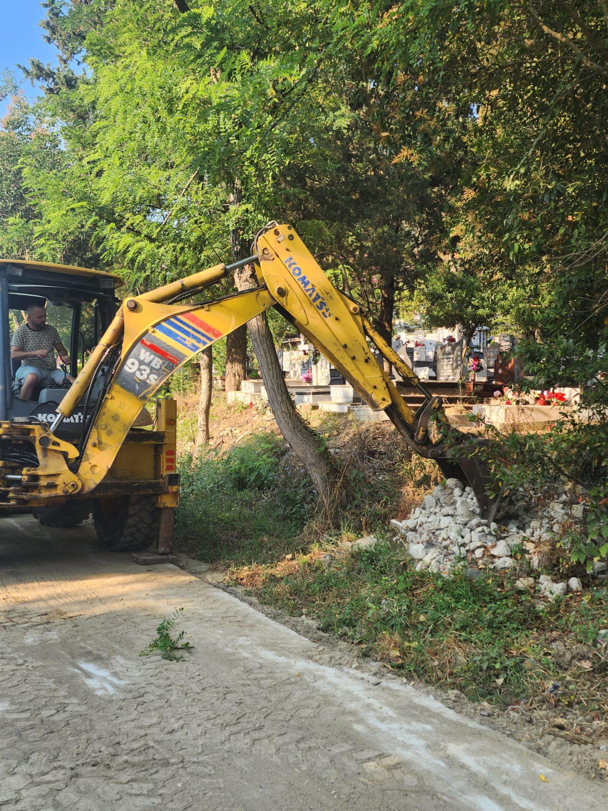 Vazhdon puna për pastrimin dhe mirëmbajtjen e varrezave të Durrësit (FOTO)