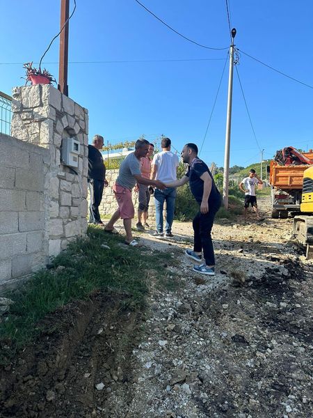 Nis asfaltimi i rrugës në Shkafane të Durrësit, deputeti Çyrbja ndjek nga afër punimet (FOTO)