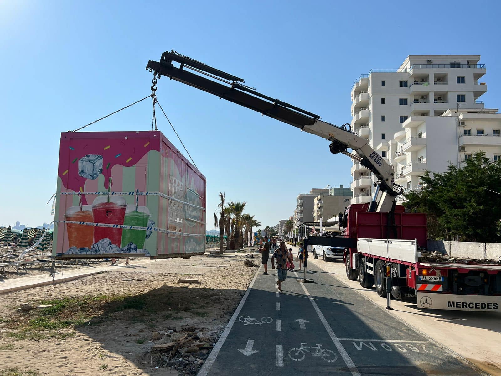 Vuri gjatë natës rulotin në plazhin e Durrësit, Policia Bashkiake ia heq me vinç (FOTO)