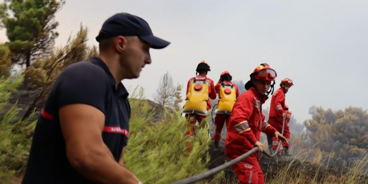 Zjarret në vend, Ministria e Mbrojtjes: Vijon puna për shuarjen e vatrave, situata problemtaike në…