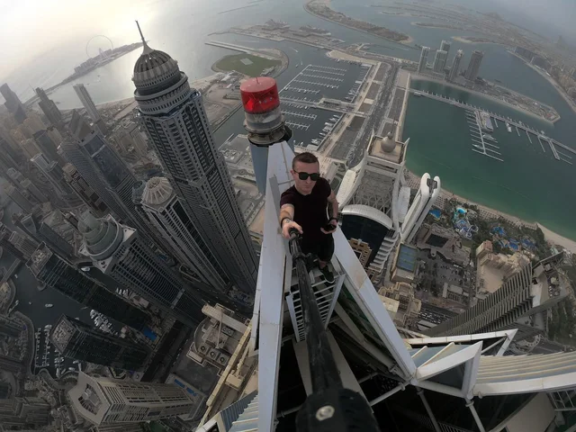 I fiksuar pas fotografive në lartësi të frikshme, 30-vjeçari rrëzohet nga gradaçela 721 metra e lartë në Hong Kong