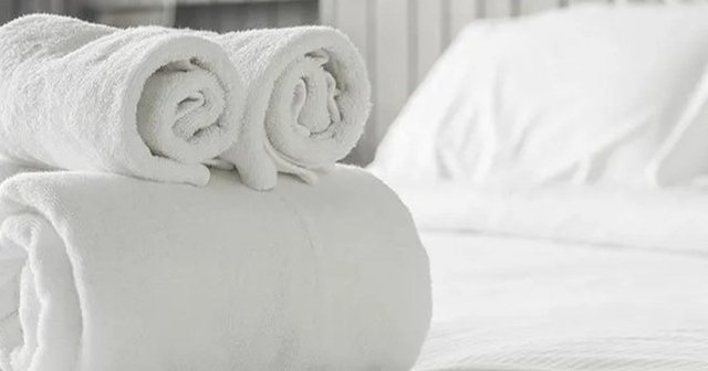 Përse duhet të lani veçmas çarçafët dhe peshqirët