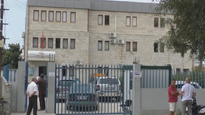 “Me makina luksoze i takoje drejtuesit e Kadastrës”, gazetari zbërthen “skandalet” e brendshme: Ka interesa të mëdha, flitet për resorte e hotele