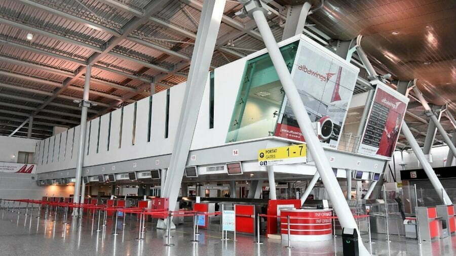 Goditi punonjësin e policisë në aeroportin e Rinasit, arrestohet 28-vjeçari