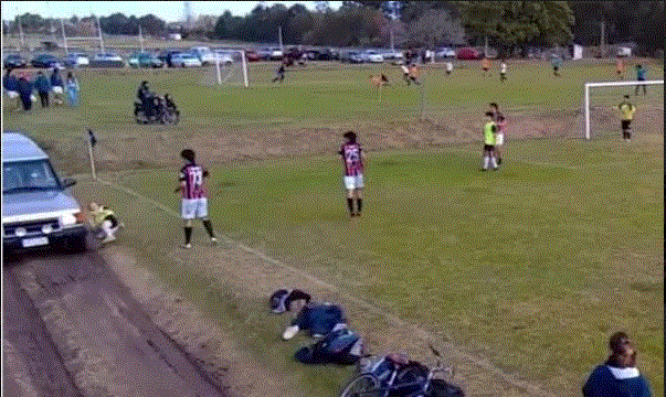 E shtyn lojtarin kundërshtar dhe e përplas në makinë