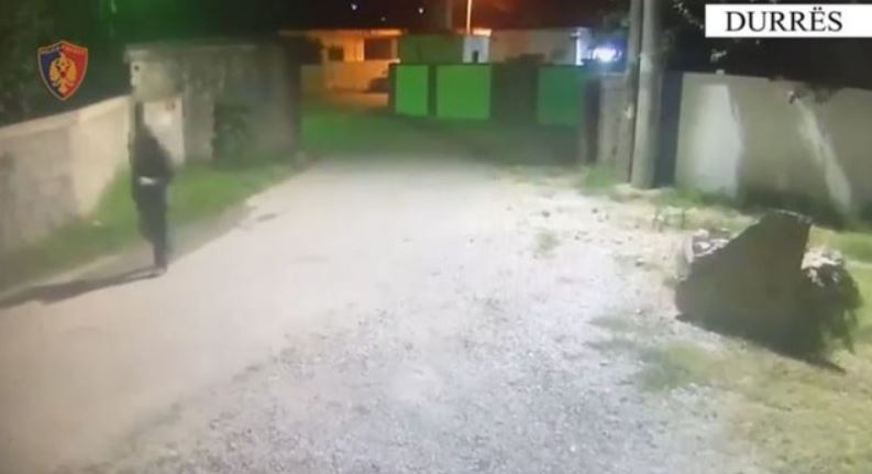 VIDEO/ I mbuluar me kapuç, shihni si i riu hyn në oborrin e banesës dhe i vë zjarrin makinës në Durrës (EMRI)