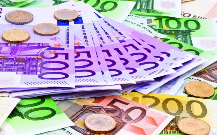 Euro i afrohet kufirit të 104 lekëve, dollari prek nivelin më të ulët që nga viti 2009