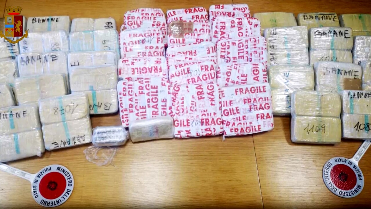 “Mallin” e blinin në Shqipëri me çmime të favorshme, çmontohet banda e trafikut të drogës në Milano, 4 të arrestuar