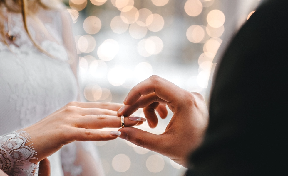 Shqiptari i ngre “kurth” grekes, i vjedh kartën e identitetit, martohet fshehurazi