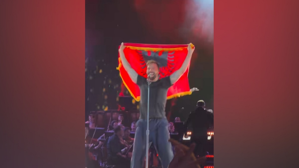 Ricky Martin vishet me flamurin kuqezi dhe flet shqip: Ju dua Tirana!
