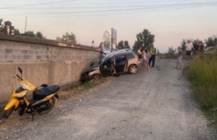 Dy makina përplasen me murin, tre të plagosur (FOTO)