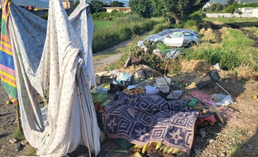 Makina del nga rruga dhe përplas dy këmbësorë