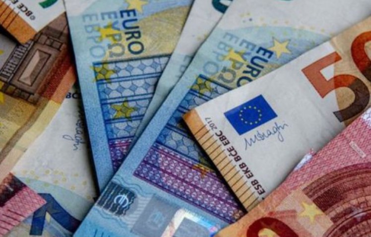 Kush përfiton dhe si mund të frenohet zhvlerësimi i euros
