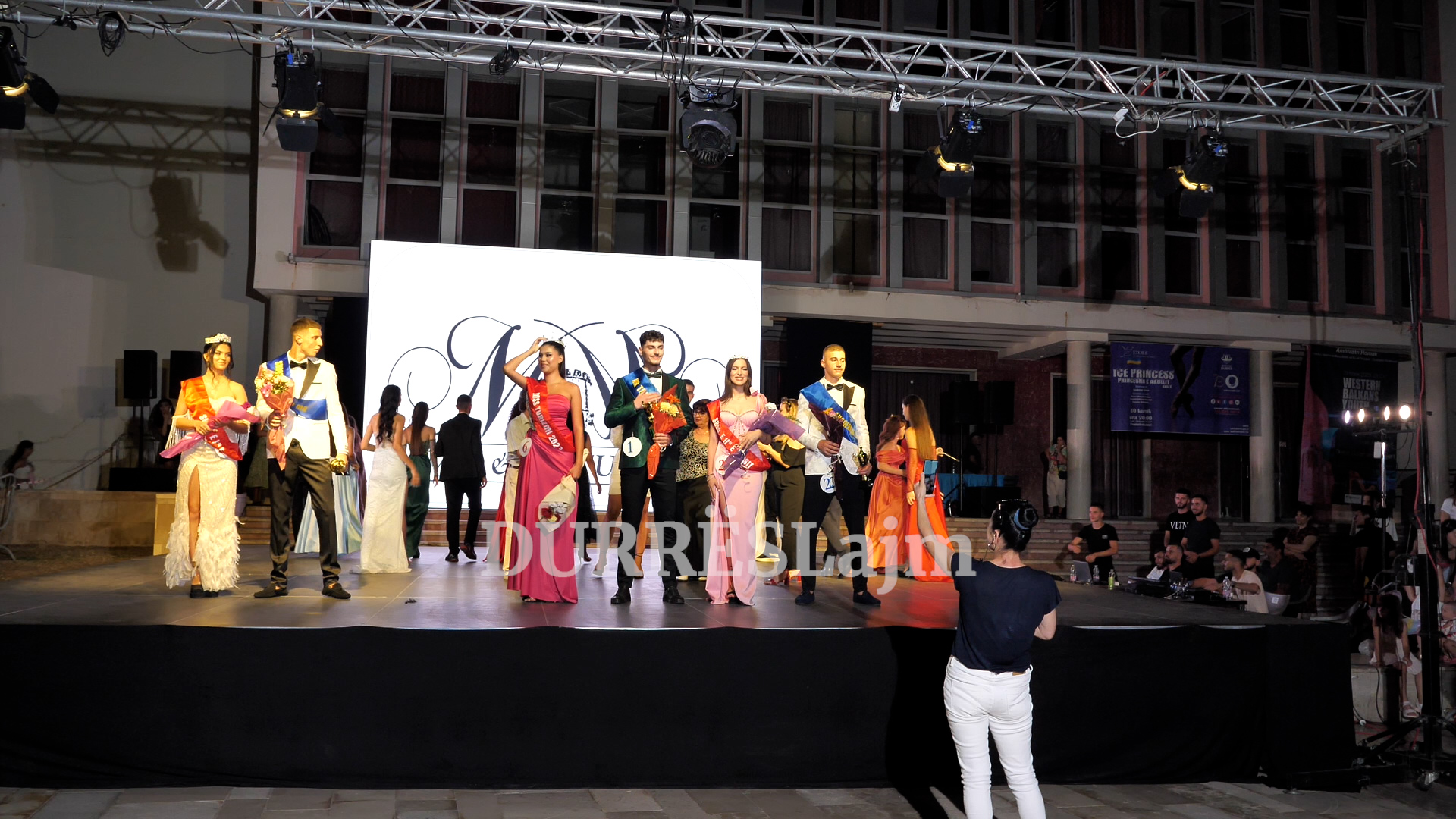 Shpallen Miss dhe Mister Turizmi 2023, spektakël bukurie në sheshin qendror të Durrësit (VIDEO)