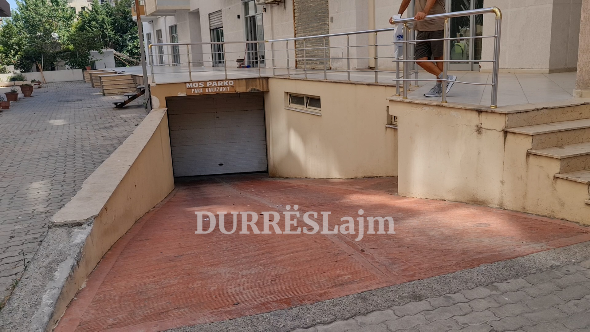 Ky është garazhi i banesës në Durrës, ku u mbajtën peng 4 të rinj nga Kosova (VIDEO)