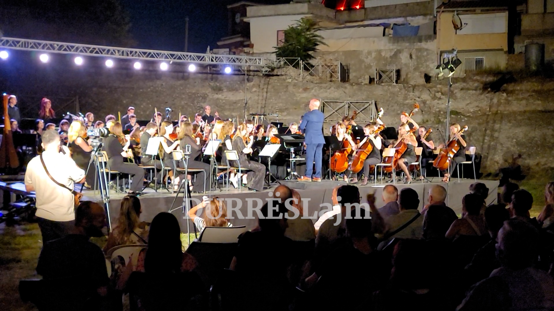 65 muzikantë bashkohen për herë të parë në një koncert orkestral në Durrës, dirigjenti: Nismë politike me muzikë e kulturë! (VIDEO)