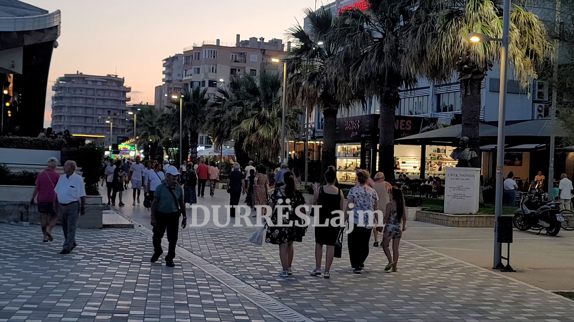 Fenomeni i trishtë që ndodh çdo mbrëmje në shëtitoren e Durrësit (VIDEO)