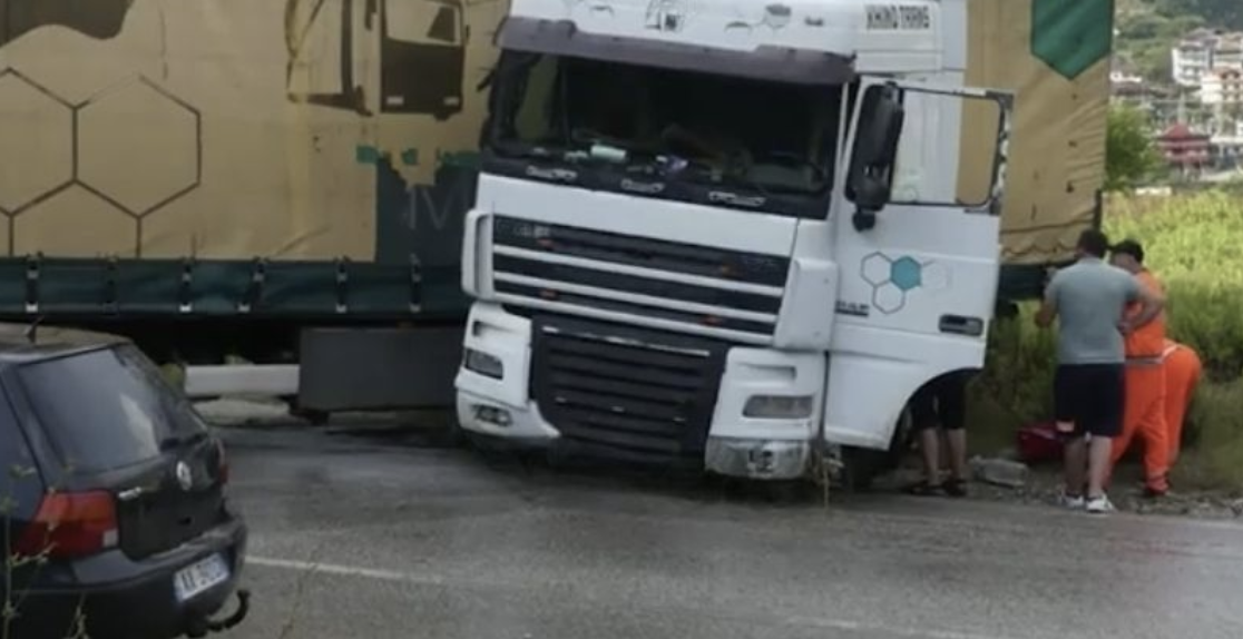 FOTO/ Trajleri del nga rruga, detajet e para