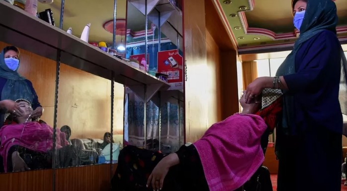 Talibanët urdhërojnë mbylljen e salloneve të bukurisë në Afganistan