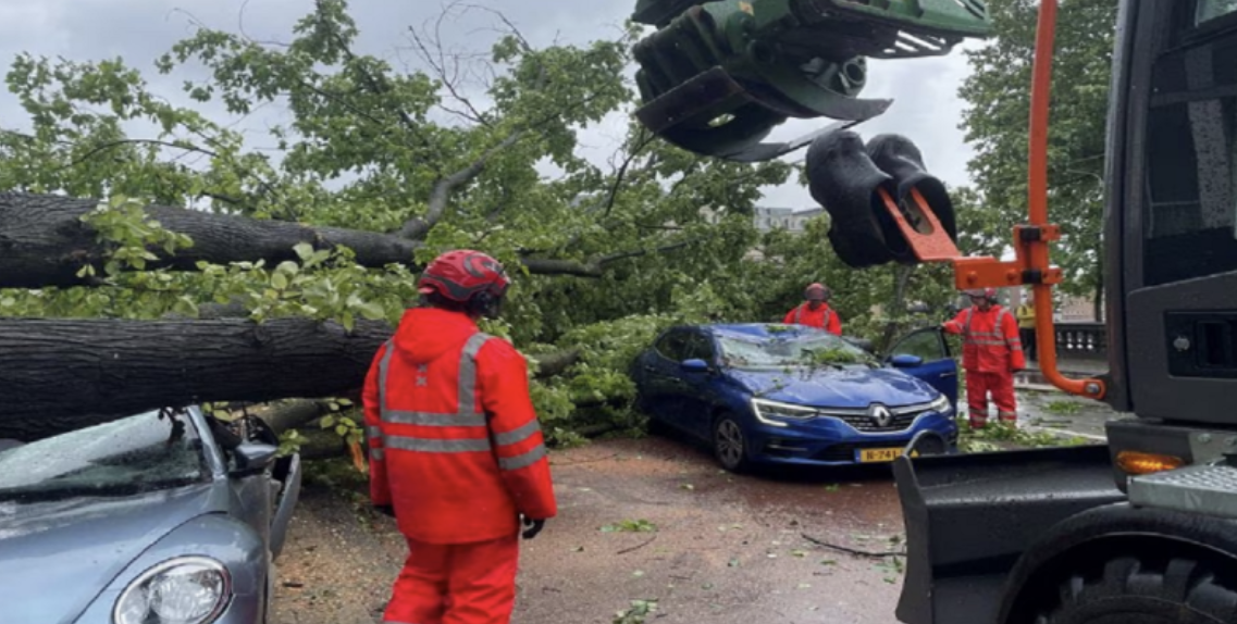 Stuhia e rrallë verore godet Holandën, raportohet për viktima dhe shumë dëme
