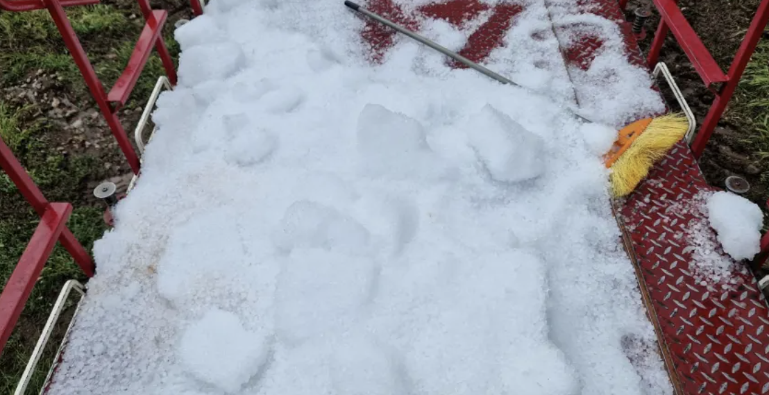 “Çmendet” moti në Greqi, breshëri sa një kokër arre çan rrjetat dhe prish të mbjellat (FOTO)