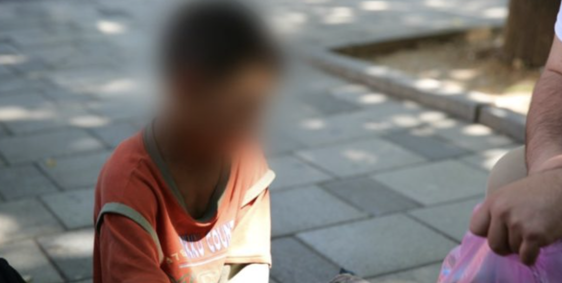 Shfrytëzonin fëmijët e tyre për lypur në rrugë, si e pësojnë dy nënat