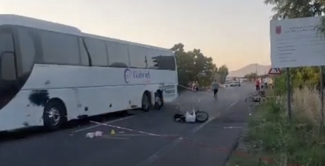 Aksident rrugor, autobusi përplaset me motorin, dy të plagosur rëndë