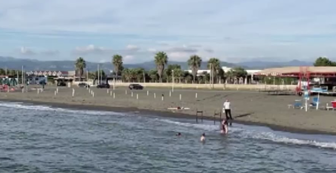 Një person rrezikon të mbytet në det