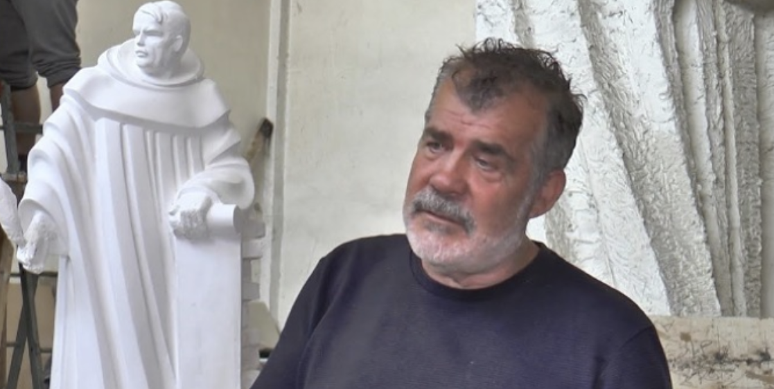 Shuhet në moshën 70-vjeçare skulptori Agim Rada