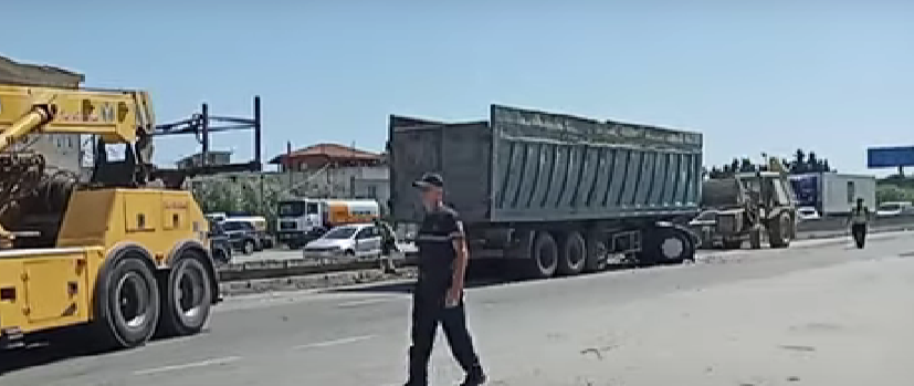 Përplasen dy kamionë në autostradë në afërsi të Shkozetit