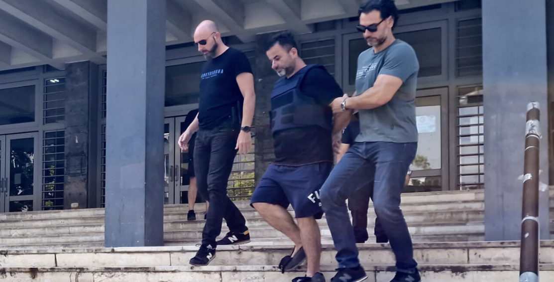 VIDEO/ I veshur me jelek antiplumb, del para Gjykatës 45-vjeçari shqiptar që vrau shokun në Selanik