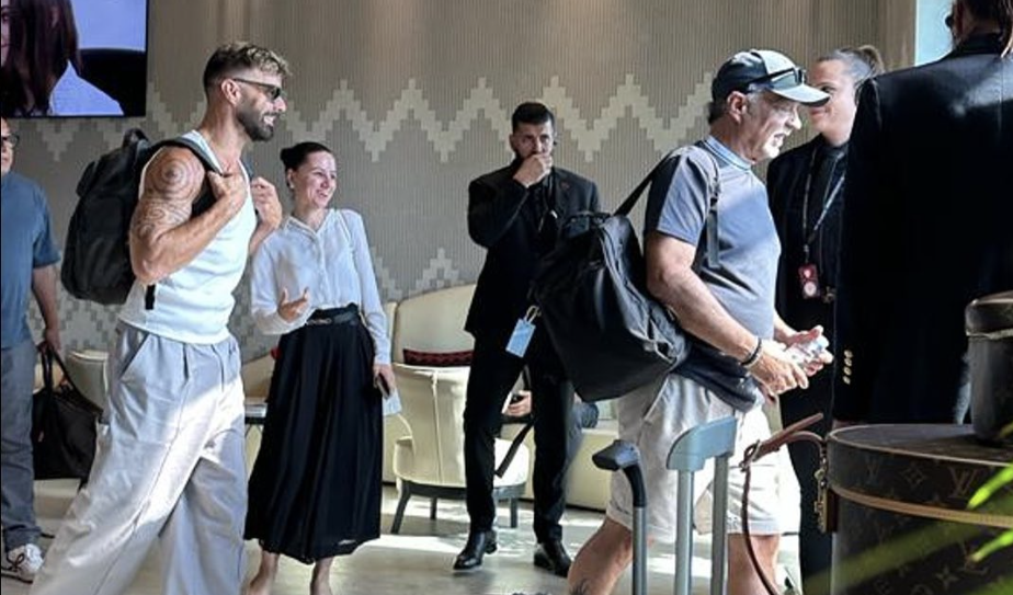 Ricky Martin mbërrin në Tiranë dy ditë para koncertit, kush e shoqëron?