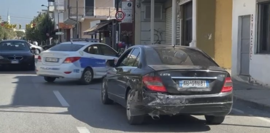 Përplasen dy “Benz”-a në Kavajë, plagoset rëndë njëri prej shoferëve