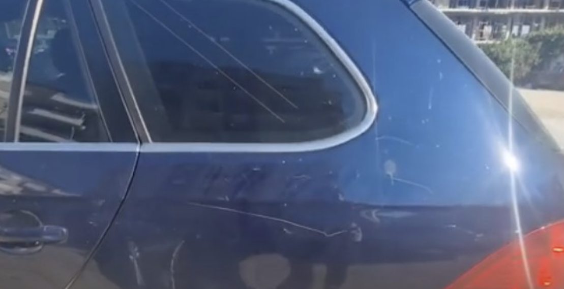 Çudira shqiptare, qytetari lë makinën në parkim privat në Golem, kur kthehet e gjen të gërvishtur