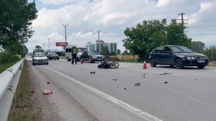 Aksident në aksin Elbasan-Cërrik, lëndohen dy drejtuesit e mjeteve