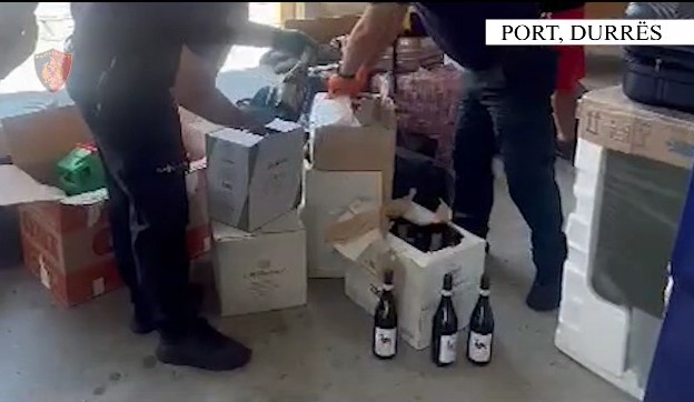 Sekuestrohen 44 000 euro në portin e Durrësit, arrestohet shoferi i furgonit (VIDEO)
