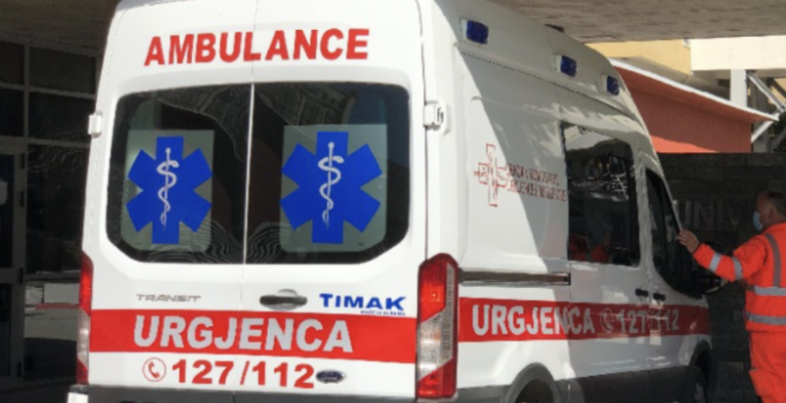 Shoferja përplas këmbësoren të vijat e bardha