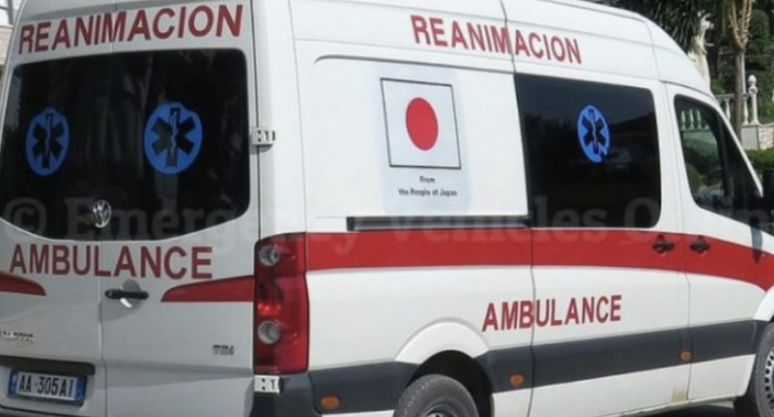 Aksident i rëndë, makina përmbyset në mes të rrugës, një i vdekur dhe tre të plagosur